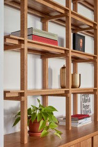 O tom, že má rodina k tématům spojeným s architekturou blízko, svědčí hned několik děl v jejich knihovně. (Rekonstrukce bytu ve Strašnicích, MENU architekti)