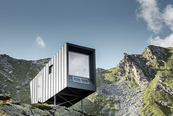 Tým mladých architektů Skye Sturm realizoval minimalistický bivak v italských Alpách