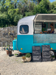 KarBar je přistaven hned vedle Archeoparku, kdyby vám po prohlídce expozice vyhládlo. Foto: Klára Koldová