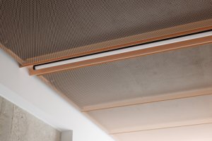 Na stropě jsou ocelová "účka", do nichž architekti integrovali svítidla. (Rekonstrukce ubytovny v Košicích; Atrium Architekti)
