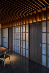 Vestavěné prvky pracují s pravoúhlou kompozicí a rytmem obdélníků, tento řád podle architektů odkazuje k „rytmu kolejí“ vedoucích z nedalekého nádraží. (Restaurace Hansik v Praze; Neuhäusl Hunal)