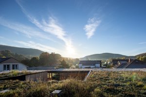 Rodinný dům v obci Borinka na Slovensku, ateliér Kubis Architekti: Stavba má pultovou vegetační střechu
