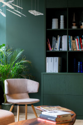 Křeslo Flexi Lounge od LD Seating v londýnském showroomu.