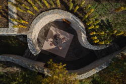 Degustační prostor Fibonacci, Marco Maio Architects: Degustační prostor formuje terasa s posezením zasazená mezi nově vybudované kamenné zdi.