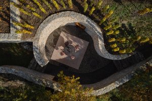 Degustační prostor Fibonacci, Marco Maio Architects: Degustační prostor formuje terasa s posezením zasazená mezi nově vybudované kamenné zdi.