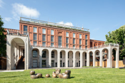 Výstava Made by Fire probíhá v prostorách Triennale Milano