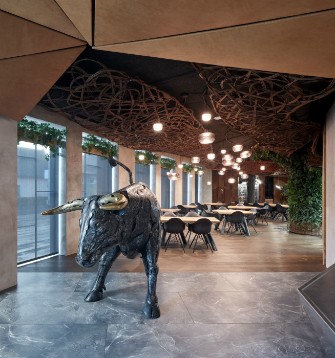 Steak Restaurant v prostorách bývalé STK autodílny, Komplits