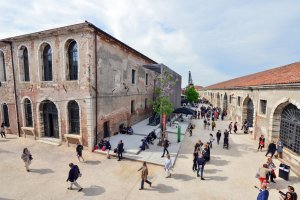 V Arsenale. Tady měl svatební party Jeff Bezos, tady je hlavní výstava bienále architektury.