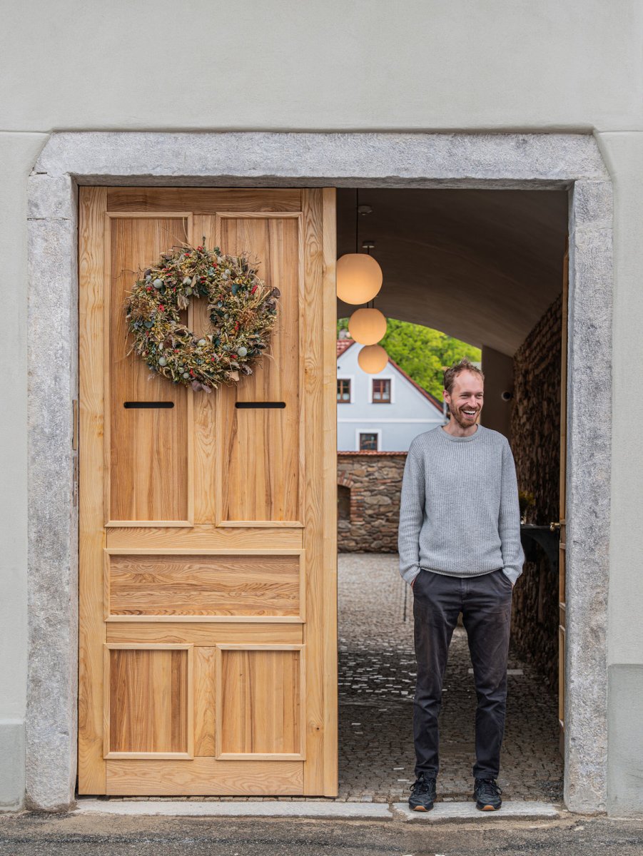 Architekt Matěj Šebek v průjezdu