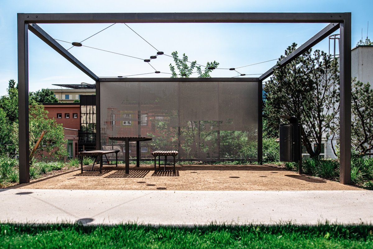 Pergola. Porostou ji popínavé rostliny. (ateliér YYYY, park U Uranie)