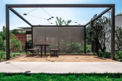 Pergola. Porostou ji popínavé rostliny. (ateliér YYYY, park U Uranie)