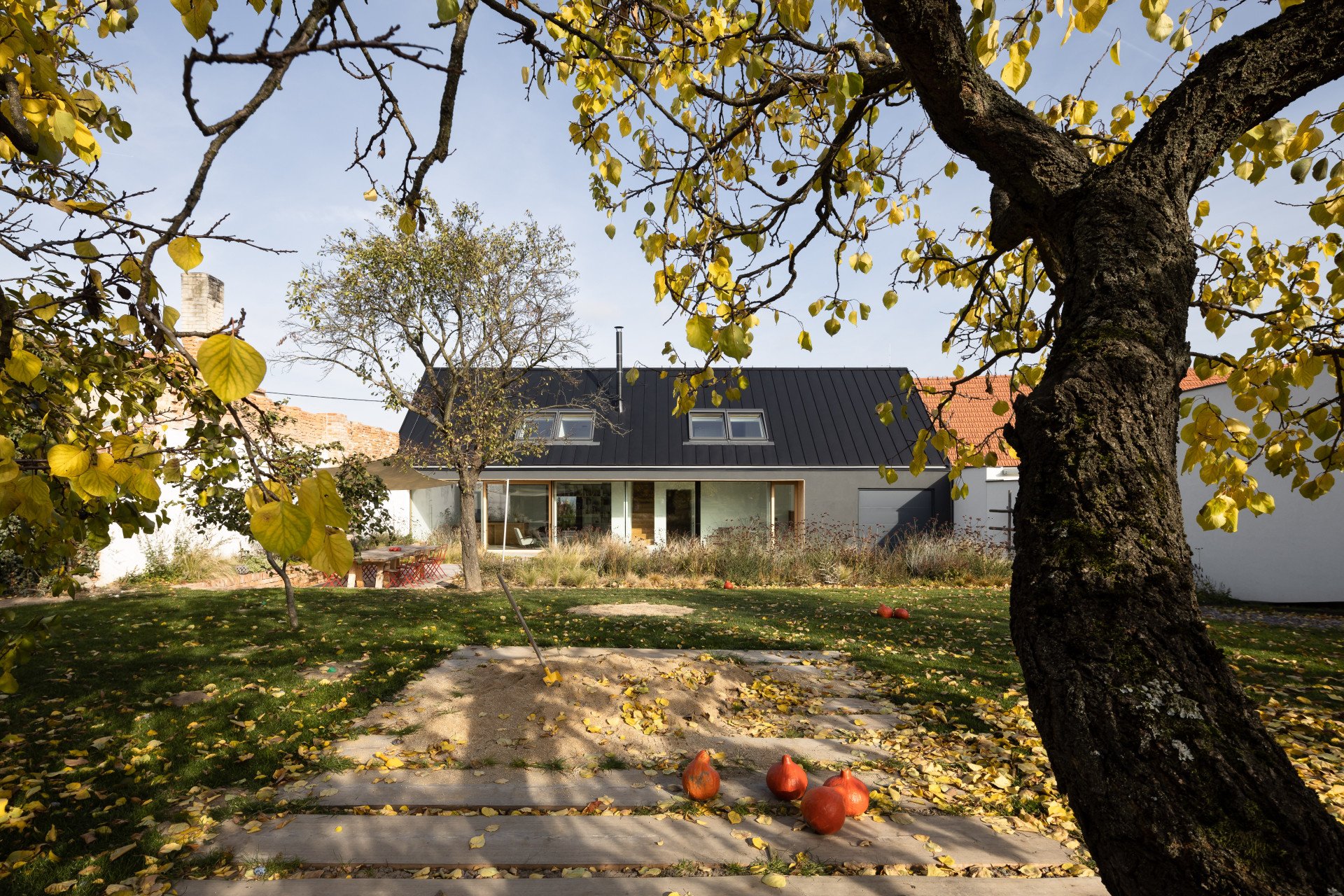 Rodinný dům v Polánce, CL3: Dům, který pro svou rodinu navrhl spoluzakladatel architektonického studia CL3 se nachází v klidné obci Polánka nedaleko Moravského Krumlova