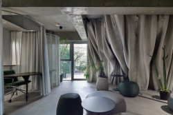 Jsou tu pracovny, kde mohou obyvatelé pracovat a také přijímat klienty.  (Ryozan Park Green, Akihisa Hirata Architecture Office)