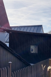 Bydloarchitekti - Vesnický dům Polanka nad Odrou: K domu se směrem do zahrady přimyká dřevěná kůlna