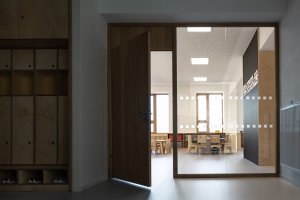 Rekonstrukce mateřské školy Polánka, ateliér CL3: Hlavní prostor školky je zde rozdělený na dvě části – hernu a učebnu