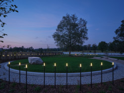 Hledali novou formu, která by umožnila truchlit a důstojně vzpomínat, aniž by se odkazovala k náboženským symbolům, jak to dříve bývalo zvykem. (Poslední místo, mjölk architekti)