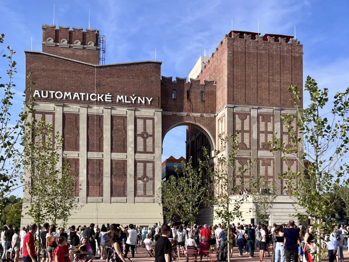 V roce 2016 koupili manželé Smetanovi opuštěný areál pardubických mlýnů. Spojili síly s městem i Pardubickým krajem a vznikl areál plný kultury a architektury. O víkendu se poprvé otevřel pro veřejnost.