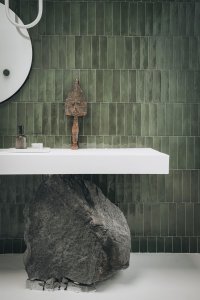 Bílou uvnitř místy doplňuje zelená, třeba právě na keramických obkladech v koupelně. (Villa Amonita na Lanzarote, OOOOX)
