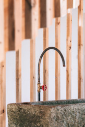 Rekonstrukce stodoly v Pošumaví, BYRÓ architekti: Detail dřevěného paravánu s umyvadlem