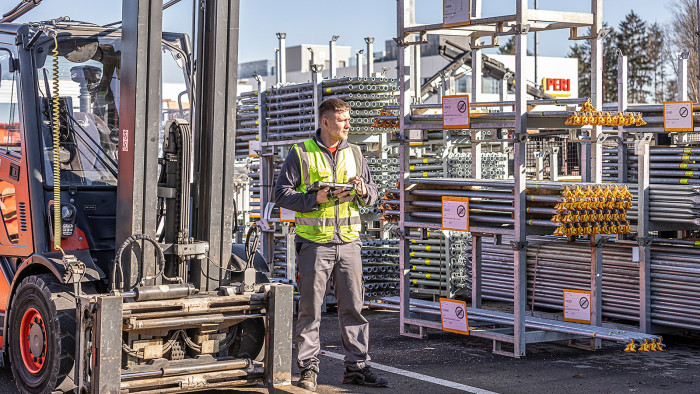 Lešení PERI UP je navrženo pro snadnou manipulaci díky lehkým materiálům, menšímu počtu dílů a automatickému uzamykání, což zajišťuje rychlou a bezpečnou montáž i demontáž.