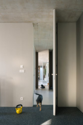 Pohled do interiéru (Rodinný dům v Záhorských sadech, ČECHVALA ARCHITECTS)