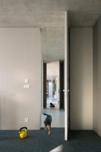 Pohled do interiéru (Rodinný dům v Záhorských sadech, ČECHVALA ARCHITECTS)