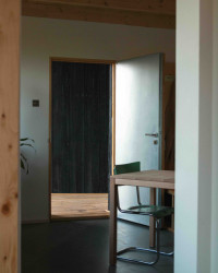 Dovnitř chatičky se vstupuje skrze těžké oplechované dveře.