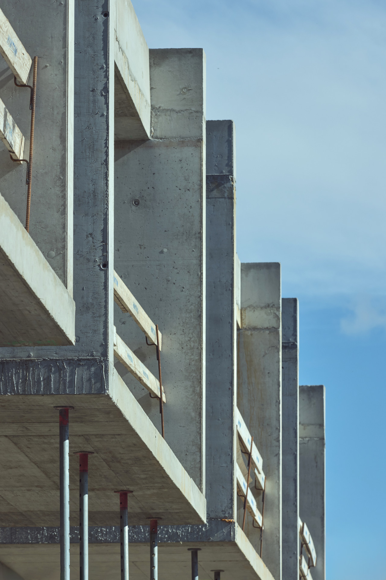 Fotografie z výstavby aktuálního projektu Divize 13 monolity HINTON - Sky City Villas v Záběhlicích