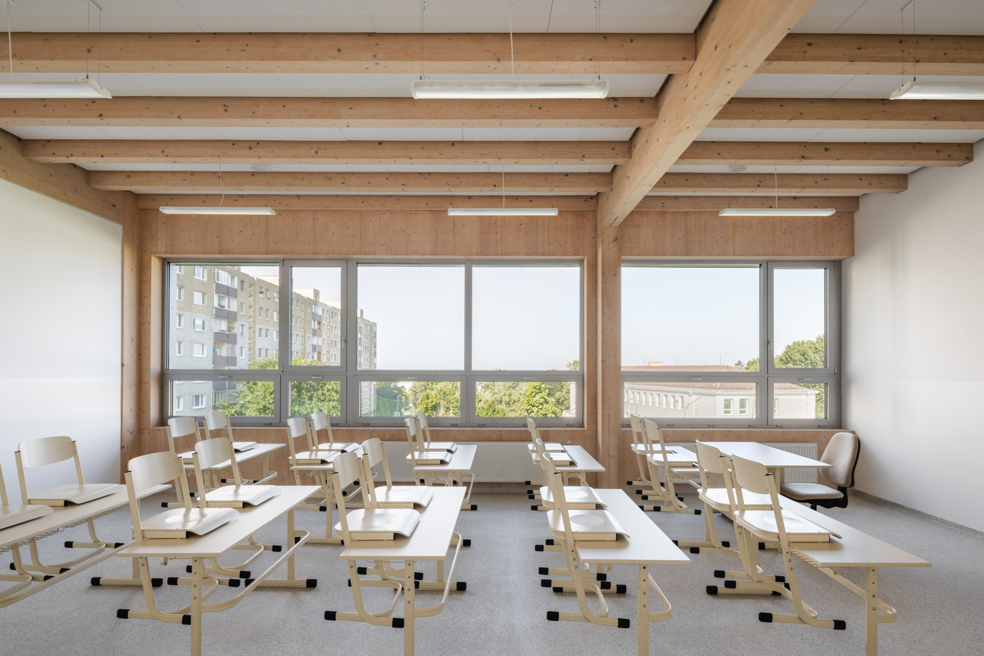 Uvnitř nových přístaveb, konstrukčně řešených ze dřeva, vznikly nové třídy. Žáci a žačky se tedy v budově z roku 1984 už netísní. (ZŠ v Devínské Nové Vsi, Martin Hudec, Katarína Bergerová)