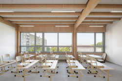 Uvnitř nových přístaveb, konstrukčně řešených ze dřeva, vznikly nové třídy. Žáci a žačky se tedy v budově z roku 1984 už netísní. (ZŠ v Devínské Nové Vsi, Martin Hudec, Katarína Bergerová)