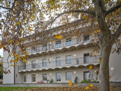 Rekonstrukce pavlačového domu v Praze-Nuslích od Plus One Architects