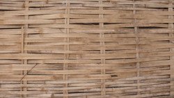 Výroba stínění z bambusu.