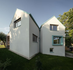 Zadní křídlo zůstává při pohledu z ulice skryté. (Rodinný dům v Klokočné od ateliéru Chrama)