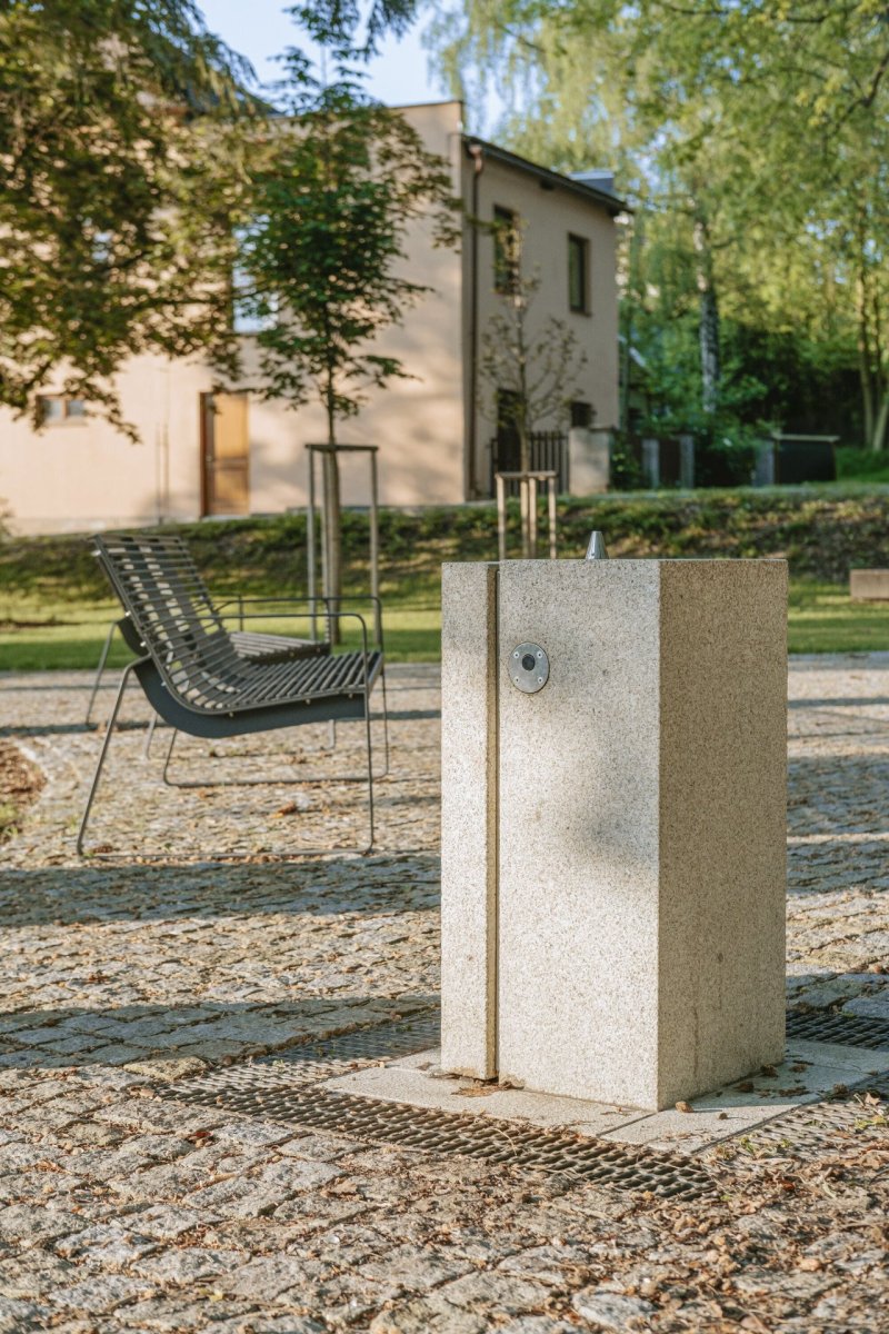 Poblíž altánu vzniklo i žulové pítko. (Štěpánčin park v Prachaticích, M2AU, Grupeto)