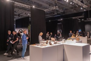 Wise Habit je koncept, který zahrnuje showroomy značek a strategickou designovou agenturu, jež spojují společné hodnoty: design, udržitelnost a informovanost.