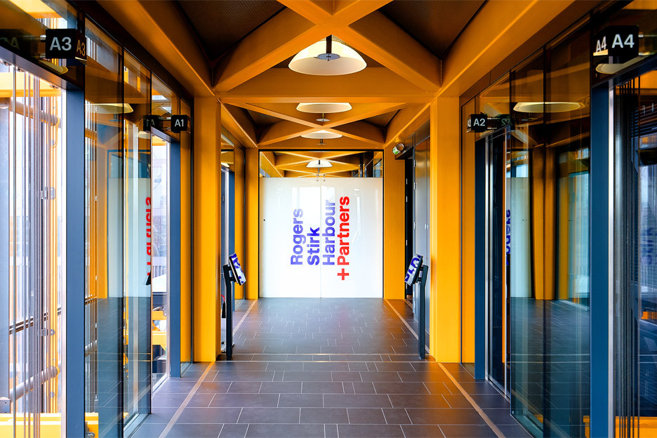 Kvůli svému tvaru dostala stavba přezdívku, podobně jako další výškové budovy, The Cheesegrater (struhadlo na sýr). Uvnitř vzniklo také sídlo studia Rogers Stirk Harbour + Partners. Nechybí ani pestré barvy typické pro tvorbu Richarda Rogerse.