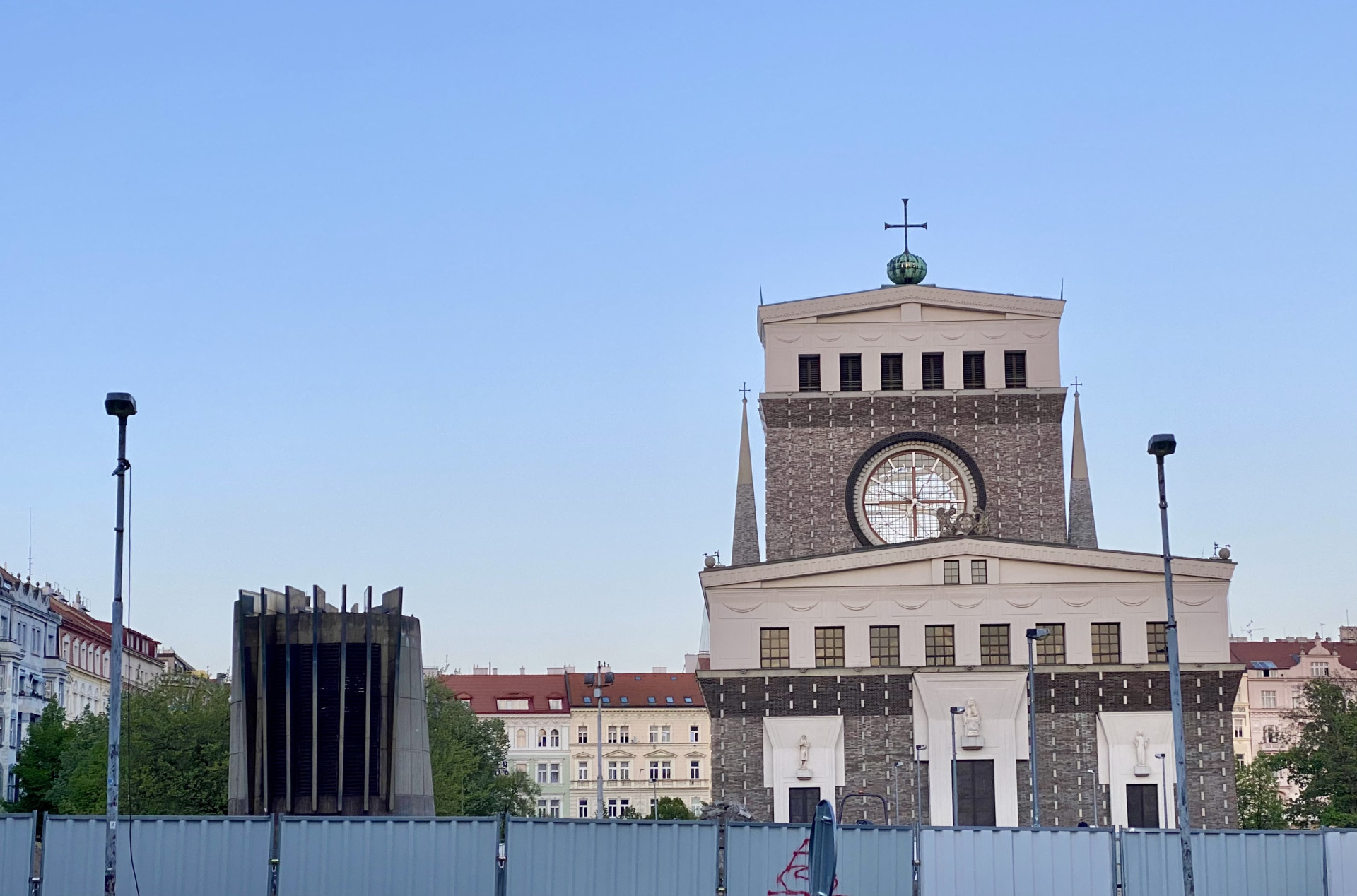 Výdech z metra na náměstí Jiřího z Poděbrad od sochaře Petra Šedivého má zmizet. Část veřejnosti je proti, ozval se také autor.