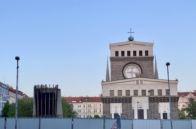 Výdech z metra na náměstí Jiřího z Poděbrad od sochaře Petra Šedivého má zmizet. Část veřejnosti je proti, ozval se také autor.