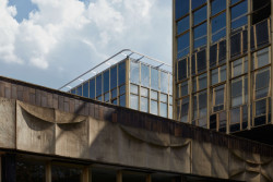 Budovy byly stavěny pro ateliéry vyčleněné ze Stavoprojektu - například atelier Alfa manželů Machoninových, Beta Jana Šrámka, Gama Karla Pragera a Epsilon Karla Filsaka