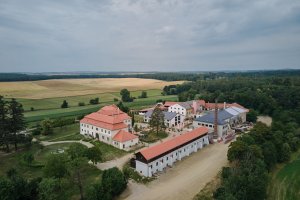 Kocanda je areál bývalého zájezdního hostince a později keramické továrny, dnes známý jako „Znojemské Toskánsko“. Rekonstrukce zde začala ve spolupráci s ORA v roce 2020 a probíhá postupně po etapách.