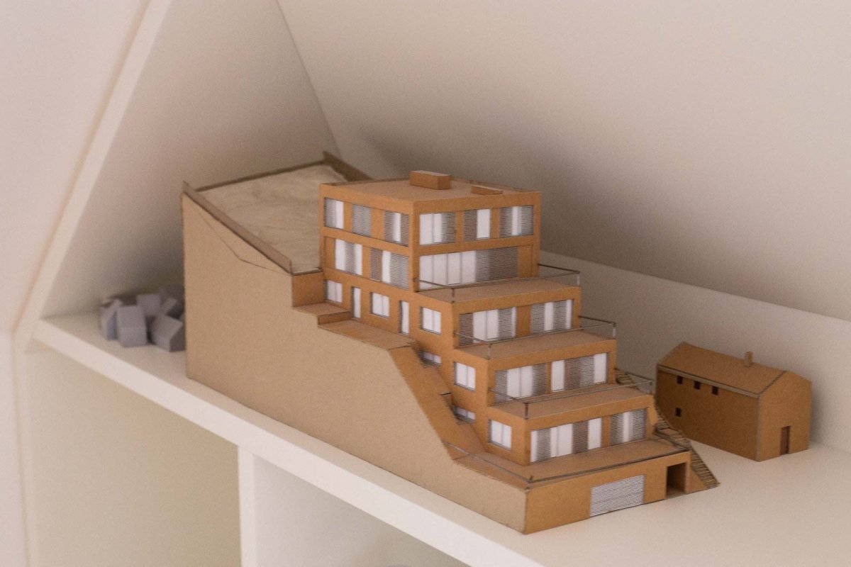 Lepenkový model terasového domu v Praze-Košířích, který byl dokončen roku 2007
