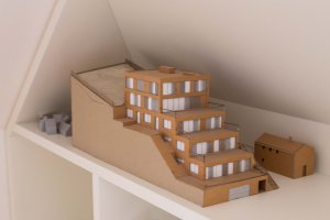 Lepenkový model terasového domu v Praze-Košířích, který byl dokončen roku 2007