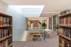 V interiéru jsou prostory co nejvíce propojené, příčky skoro chybí.