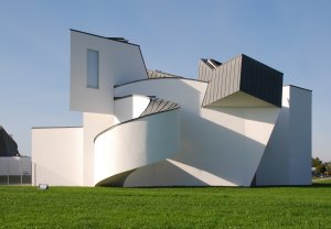 Budova v kampusu firmy Vitra ve Weilu na Rýnem od Franka Gehryho