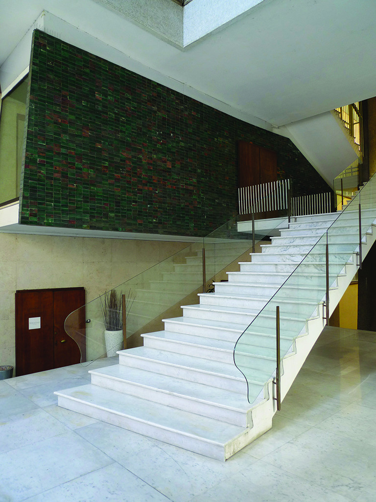 Do budovy II Girasole se vstupuje skrze působivé foyer s centrálním schodištěm