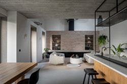 Cihlová zeď v interiéru - je silná jako původní zdi (Rodinný dům v Břevnově; OTA atelier)