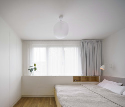 Pohled od ložnice (Bydlení v řadovém domě v Praze-Strašnicích, BY architects)