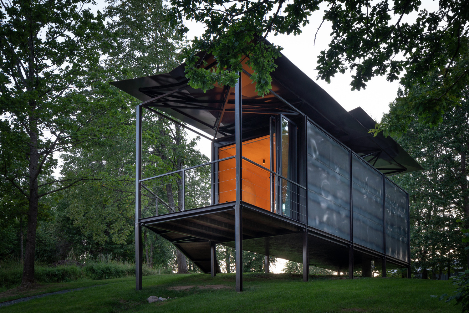 Architekti zvolili kombinaci tenkého ocelového rámu s plechovými stěnami, která v přírodě působí nenápadně © Vaidotas Darulis