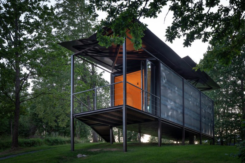 Architekti zvolili kombinaci tenkého ocelového rámu s plechovými stěnami, která v přírodě působí nenápadně © Vaidotas Darulis