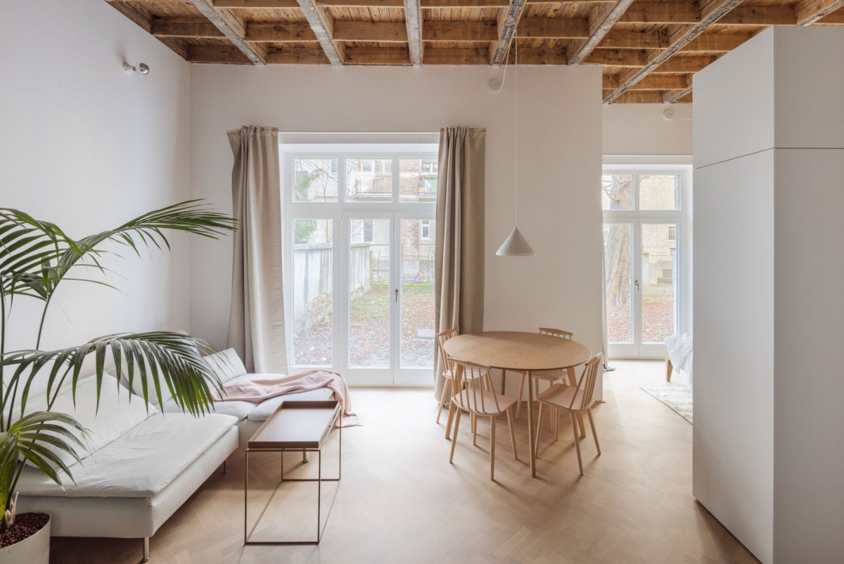 Byt G, Grau Architects: Logicky se nabízelo všechny vnitřní příčky odstranit a z rozděleného bytu vytvořit jeden souvislý prostor propojující všechny jeho zóny